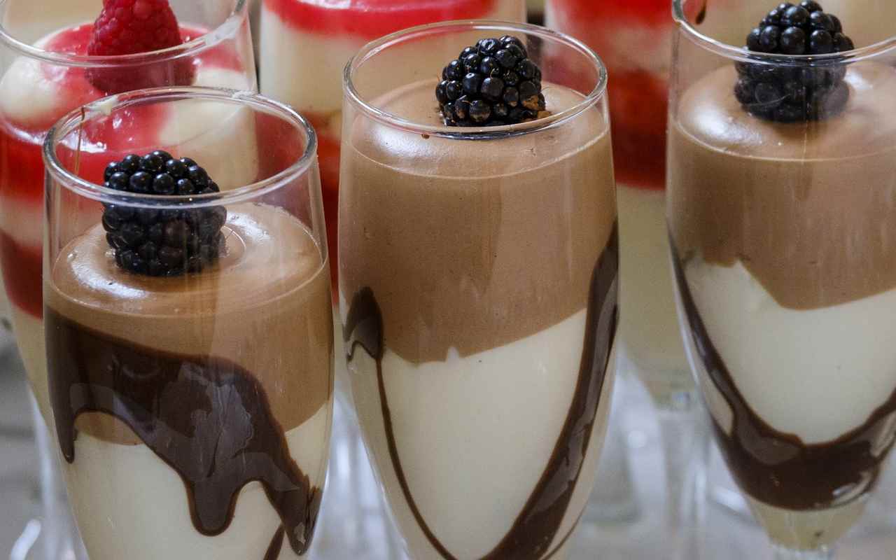 Spumone bigusto vaniglia e nutella: ecco un elegante dessert goloso per le feste 