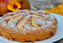 Ti avanzano delle pere troppo mature nel cesto della frutta, non le buttare, prepara la torta di pere più morbida che tu abbia mai mangiato