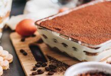 Tiramisù senza mascarpone: io ci metto lo yogurt, è più leggero e molto più goloso ricettasprint.it