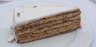 Torta nocciolata di biscotti, 15 minuti e sarà pronta, per colazioni o dessert da favola! ricettasprint.it