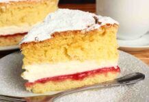 Torta paradiso con crema al latte e confettura talmente soffice che si scioglie in bocca