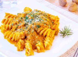 Unici le noci alla zucca e condisci la pasta e aggiungi tanto formaggio grattugiato e ti chiederanno pure il bis, vuoi scommettere