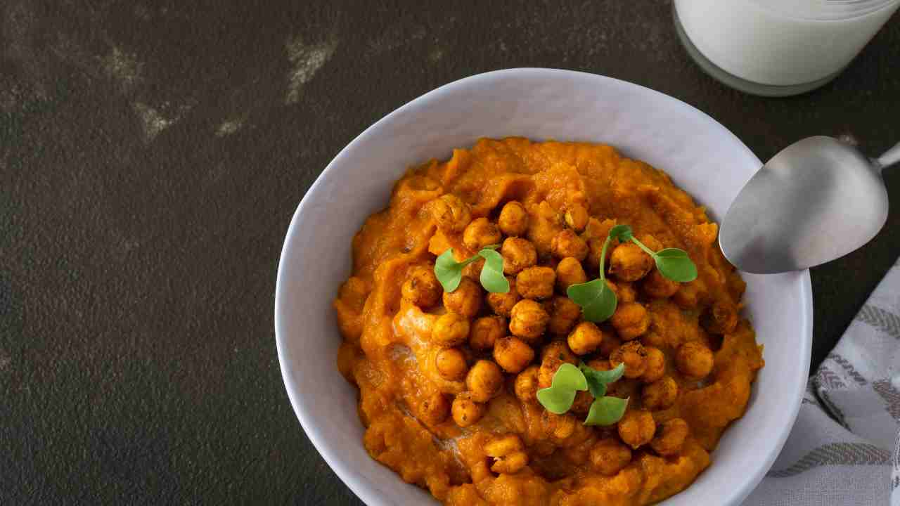 Zuppa di ceci e zucca, la prepari in un attimo leggera, rinfrescante e pronta subito, una bella sorpresa in tavola  --- (Fonte immagine: https://www.ricettasprint.it/wp-content/uploads/2023/11/Zuppa-di-ceci-e-zucca-la-prepari-in-un-attimo-leggera-rinfrescante-e-pronta-subito-una-bella-sorpresa-in-tavola-.jpg)