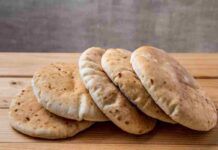 Pane arabo senza lievitazione: senza mollica e zero forno, te ne puoi mangiare anche due pane arabo senza lievitazione