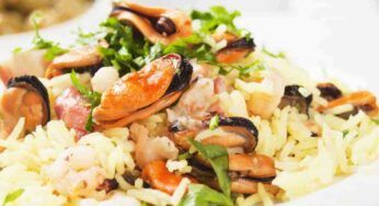 Prepara il risotto ai frutti di mare come al ristorante alla vigilia di Natale, ma ti dico come farlo senza spendere una fortuna