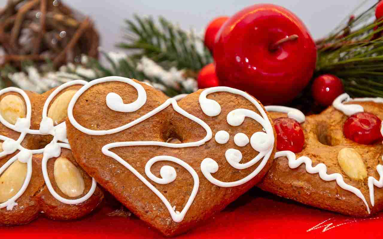 Con 2 mele, mandorle e un pizzico di cannella, prepariamoci dei biscotti di Natale davvero bellissimi e golosi ricettasprint.it