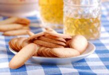 Questi biscotti sono sottilissimi ma irresistibili, una volta provati sono uno tira l’altro Biscotti lingua di gatto - RicettaSprint