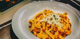 Insaporisci il salmone con la curcuma e buttalo sulla pasta, viene fuori un capolavoro ricettasprint.it