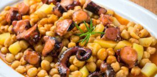 Che ne dici del polpo con ceci e patate alla vigilia di Natale Abbandoniamo un po' la tradizione, vedrai che non deluderai nessuno