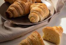 Cornetti caldi ogni mattina: ti svelo il segreto di una ricetta da leccarsi i baffi! Cornetti caldi ogni mattina: ti svelo il segreto di una ricetta da leccarsi i baffi! ricettasprint.it