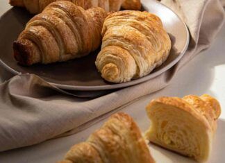 Cornetti caldi ogni mattina: ti svelo il segreto di una ricetta da leccarsi i baffi! ricettasprint.it