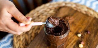 Unisci le nocciole al cioccolato, una volta a settimana, ti ritrovi sempre pronta una crema spalmabile buonissima