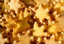 Fiocchi di neve al cioccolato bianco: i biscotti più facili e golosi che ci siano da regalare a Natale ricettasprint.it