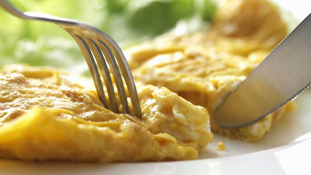 Frittata senza olio leggerissima, come non farla attaccare alla padella, da  oggi la farai sempre così 