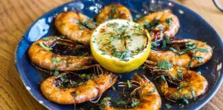 Ti servirà una padella e pochi ingredienti per rendere questi gamberoni deliziosi, 5 minuti e sono pronti ricettasprint.it