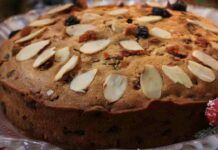 Gocce di cioccolato e frutta secca rimasta mi servono per preparare il dessert per la Befana, un dolce gustoso e leggero, solo 150 Kcal a fetta