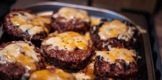 Non comprare i soliti hamburger al supermercato, preparali tu e cuocili in forno sono molto più buoni ricettasprint.it