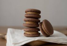 Macarons caramello e cioccolato: la migliore combinazione per questi sfiziosi dolcetti! ricettasprint.it