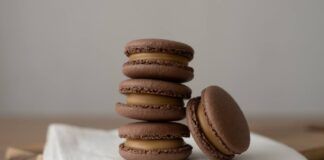 Macarons caramello e cioccolato: la migliore combinazione per questi sfiziosi dolcetti! ricettasprint.it