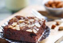 Da quando ho unito il cioccolato alle mandorle ho creato una merenda imbattibile, non metto neanche il burro solo 160 kcal Merendine al cioccolato e mandorle senza burro e uova, solo 160 calorie a fetta, perfette a merenda