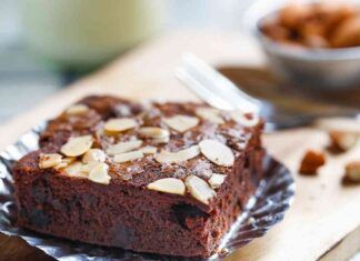 Merendine al cioccolato e mandorle senza burro e uova, solo 160 calorie a fetta, perfette a merenda