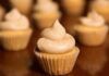 Vuoi fare bella figura a Natale? Ti serve lo yogurt e preparerai dei mini cupcake speciali! ricettasprint.it