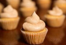 Vuoi fare bella figura a Natale? Ti serve lo yogurt e preparerai dei mini cupcake speciali! ricettasprint.it