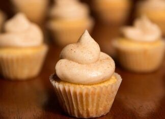 Vuoi fare bella figura a Natale? Ti serve lo yogurt e preparerai dei mini cupcake speciali! ricettasprint.it