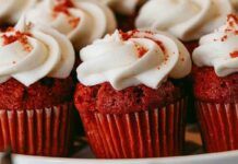 Mini muffin red velvet, non esistono dolcetti più golosi e perfetti per festeggiare l'anno nuovo ricettasprint.it