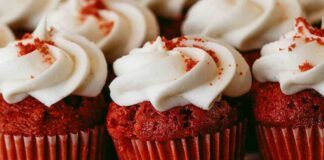 Mini muffin red velvet, non esistono dolcetti più golosi e perfetti per festeggiare l'anno nuovo ricettasprint.it