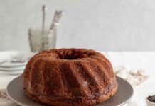 Ogni volta che preparo questo ciambellone tutti fanno il bis, non servono uova, latte e burro, manteniamoci leggeri solo 150 Kcal a fetta