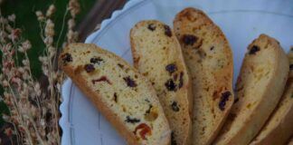Pane casareccio con olive e peperoni: buonissimo e croccante, delizioso anche tostato! ricettasprint.it