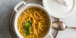 Passatelli in brodo di Santo Stefano all'aroma di limone, la ricetta infallibile delle vecchiette bolognesi