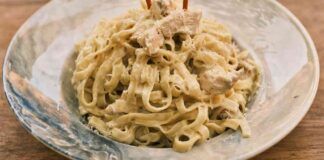 Pronto a tavola in 10 minuti: Pasta agli straccetti di pollo, una ricetta deliziosa e facile da preparare! ricettasprint.it