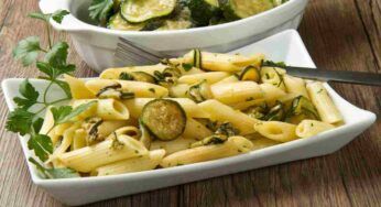 Oggi manteniamoci leggeri, pasta e zucchine fritte super veloce