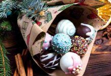 Quest’anno prepara con i piccoli i cake pops di Natale, la merenda pomeridiana che metterà il buon umore, un’alternativa ai classici dolci natalizi Quest'anno prepara con i piccoli i cake pops di Natale, la merenda pomeridiana che metterà il buon umore, un'alternativa ai classici dolci natalizi