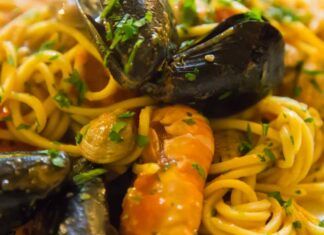 Scampi cozze e pomodorini il primo della vigilia di natale quest'anno fallo così RIcettasprint