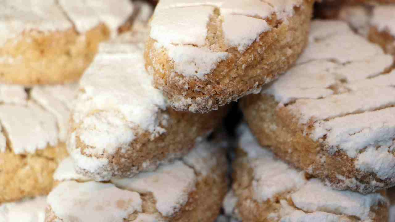 Solo farina di mandorle e albumi freschi ti preparo i ricciarelli di natale da fare subito  --- (Fonte immagine: https://www.ricettasprint.it/wp-content/uploads/2023/12/Solo-farina-di-mandorle-e-albumi-freschi-ti-preparo-i-ricciarelli-di-natale-da-fare-subito-.jpg)