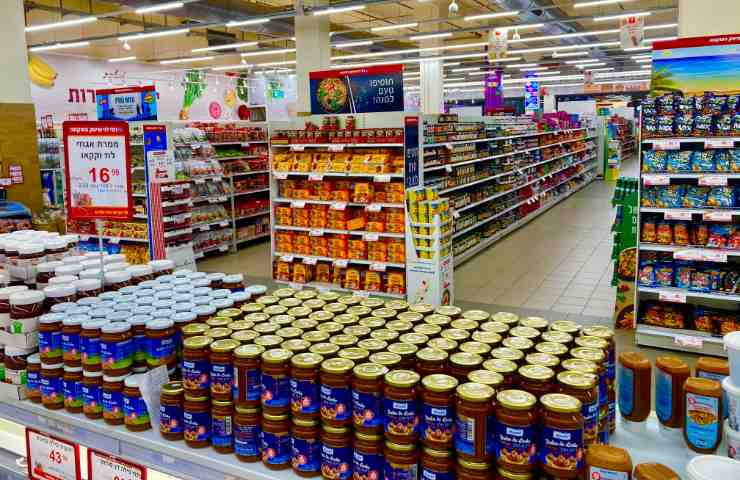 Aumenti dei prezzi per la spesa di Natale nei supermercati