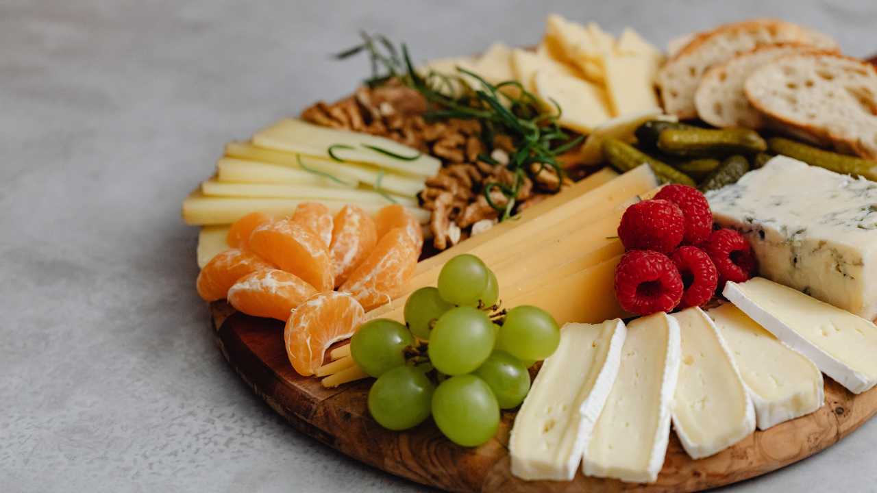 Preparare il tagliere per l'aperitivo perfetto di Natale, dimentichi la  cena 