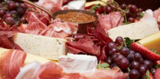 Tagliere di salumi e formaggi ricco e di gran effetto scenografico per Capodanno