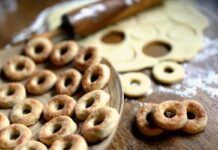 Vino, olio e farina, oggi per spezzare la fame prepariamo in 10 minuti dei croccanti Tarallini senza lievito ricettasprint.it