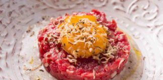 Godiamoci un Natale speciale e prepariamo insieme un antipasto da fr invidia ai migliori ristoranti: la Tartara di vitello alla carbonara, oggi servirai un piatto davvero unico! ricettasprint.it