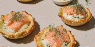 Con queste tartellette al salmone fai un figurone a Natale, in soli 20 minuti le porti a tavola! ricettasprint.it