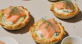 Con queste tartellette al salmone fai un figurone a Natale, in soli 20 minuti le porti in tavola.