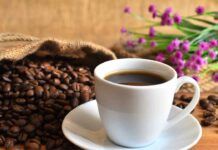 Ti è avanzata una tazzina di caffè Aggiungi acqua e zucchero e servi un dessert cremosissimo, un dopo cena da urlo