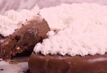 Unisco il cioccolato alle noci e faccio una mousse al cucchiaio da mangiare con la panna, la divorano sempre tutti Unisco il cioccolato alle noci e faccio una mousse al cucchiaio da mangiare con la panna, la divorano sempre tutti