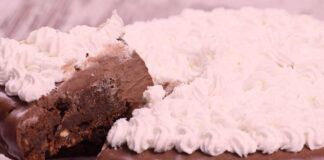 Unisco il cioccolato alle noci e faccio una mousse al cucchiaio da mangiare con la panna, la divorano sempre tutti