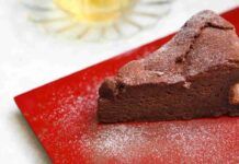 Torta morbida al cioccolato pronta in meno di 10 minuti: ricetta last minut per la colazione Ricetta della torta morbida al cioccolato per colazione - RicettaSprint