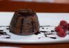 Caldi, golosi e al cioccolato ma nascondono un ripieno cremoso che non ti aspetti, questi tortini li devi preparare adesso! ricettasprint.it